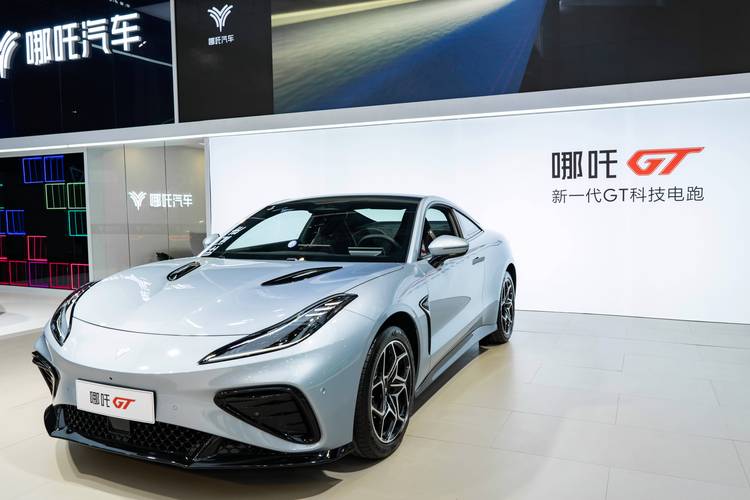 佛山307哪吒汽车在智能汽车领域的表现，领途汽车在新能源汽车市场中的影响力